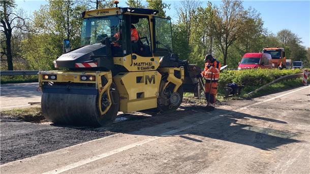 Fotos von der A27-Brücke Wulsdorf: So laufen die Vorbereitungen für den Abriss Zwischen den beiden Fahrtrichtungen wird eine Verbindung aus Asphalt hergestellt, um den Straßenverkehr einspurig führen zu können.