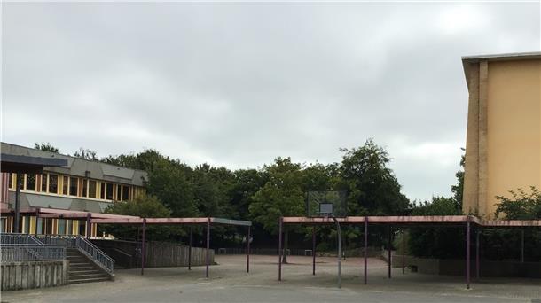Zwischen den beiden Gebäuden, wo jetzt die Unterstände zu sehen sind, soll der Erweiterungsbau der Paula-Modersohn-Schule entstehen.