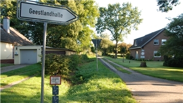 Zwischen den Hausnummern 51 und 53 in der Straße „Im Wiebusch“ soll die neue Zufahrt entstehen zum geplanten Wohngebiet in Elmlohe. Die vorbereitenden Gespräche, unter anderem mit den Anwohnern, beginnen jetzt. Foto: Schoener