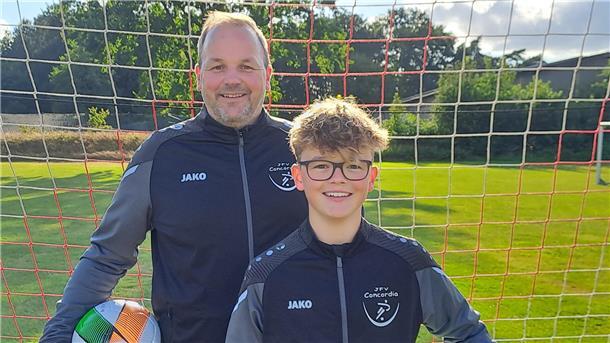 Vater-Sohn-Duo in Sandbostel: Joris folgt Stephan Heins’ Torwartpfad Zwischen den Pfosten fühlen sie sich wohl: Vater Stephan Heins, einer der besten Keeper seiner Zeit, trainiert heute seinen Sohn Joris im Tor.
