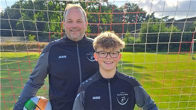 Zwischen den Pfosten fühlen sie sich wohl: Vater Stephan Heins, einer der besten Keeper seiner Zeit, trainiert heute seinen Sohn Joris im Tor.