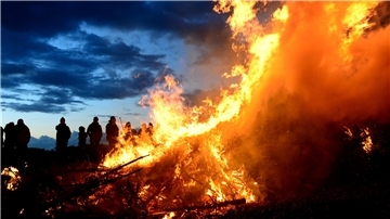 Zwischen Feuer und Zuschauer muss ein ausreichender Sicherheitsabstand eingehalten werden. Alkoholisierte Personen haben am Feuer nichts zu suchen.