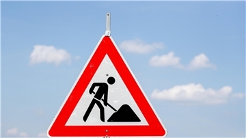 Vollsperrung: Radweg zwischen Hainmühlen und Bederkesa wird saniert Ein Baustellenschild.  Zwischen Hainmühlen und Bad Bederkesa wird der Radweg der L 128 saniert. Rad- und Straßenverkehr müssen während der Arbeiten mit Einschränkungen rechnen.