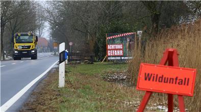 Zwischen Iffens und dem Beckmannsfelder Weg warnen Schilder vor Wildunfällen. Hier sind im Dezember zwei Rehe vor einen Lastwagen gelaufen.