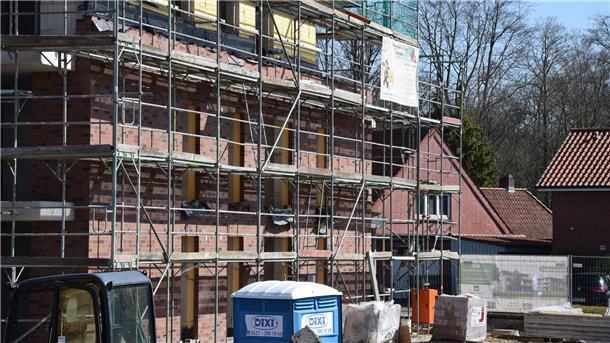 In Zeven gibt es keine Baupause in der Corona-Krise Zwischen Molkereistraße und Mückenburg werden unter dem Projektnamen „Wohnen am Klostergang“ drei große Mehrfamilienhäuser gebaut. Das erste Gebäude dürfte im zweiten Quartal bezugsfertig sein, die zwei weiteren folgen möglicherweise noch in diesem Jahr.