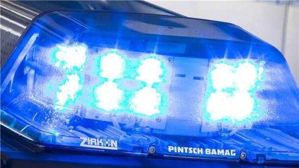 Tragischer Unfall bei Debstedt: Autofahrer kommt ums Leben Zwischen Neuenwalde und Debstedt kam ein junger Autofahrer ums Leben.