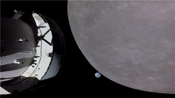 Zwischen „Orion“ und dem Mond ist klein die Erde zu sehen.
