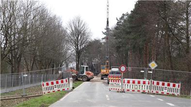Baufahrzeuge stehen auf einer Baustelle.