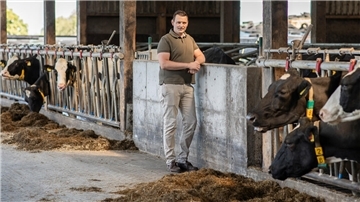 Sellstedter Landwirt Jan Lücken überwacht 300 Kühe per Smartphone Landwirt im Kuhstall