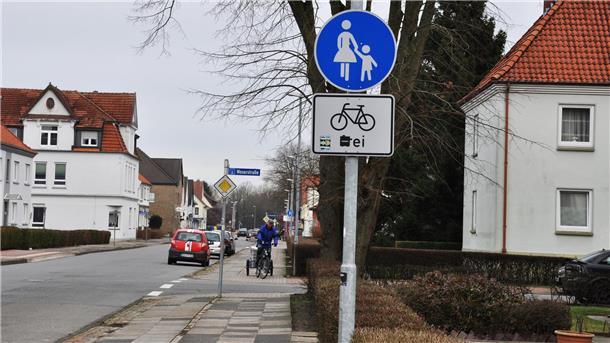 Straße mit Radweg