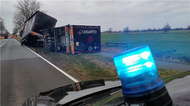 Lkw samt Anhänger steckt auf dem Grünstreifen fest