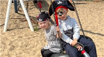Zwischendurch enterten die Mini-Piraten die im Strandbad installierten Spielgeräte.