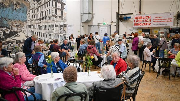 Kultur hautnah: Bremerhavens Theaterfest zieht Massen an Ältere Besucher eines Cafés.