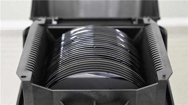 Branchenvertreter: Halbleiter-Ziel der EU ist „utopisch“ Zwischenprodukte der Halbleiterproduktion, sogenannte Wafer, liegen in einer Box. (Archivbild)