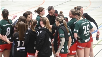 Zwischenzeitlich gab es Redebedarf bei Trainer Thilo von Kamp und seinen Spielerinnen. In den letzten zehn Minuten steigerte sich das Team und gewann doch noch deutlich.