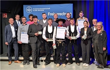 Zwölf Handwerkerinnen und Handwerker schafften die Gesellenprüfung mit Bestnote.
